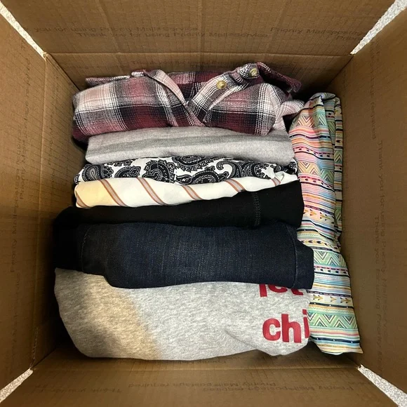 🛍️Box full of 8 Items Size M Mystery Box 🛍️ - Picture 2 of 10